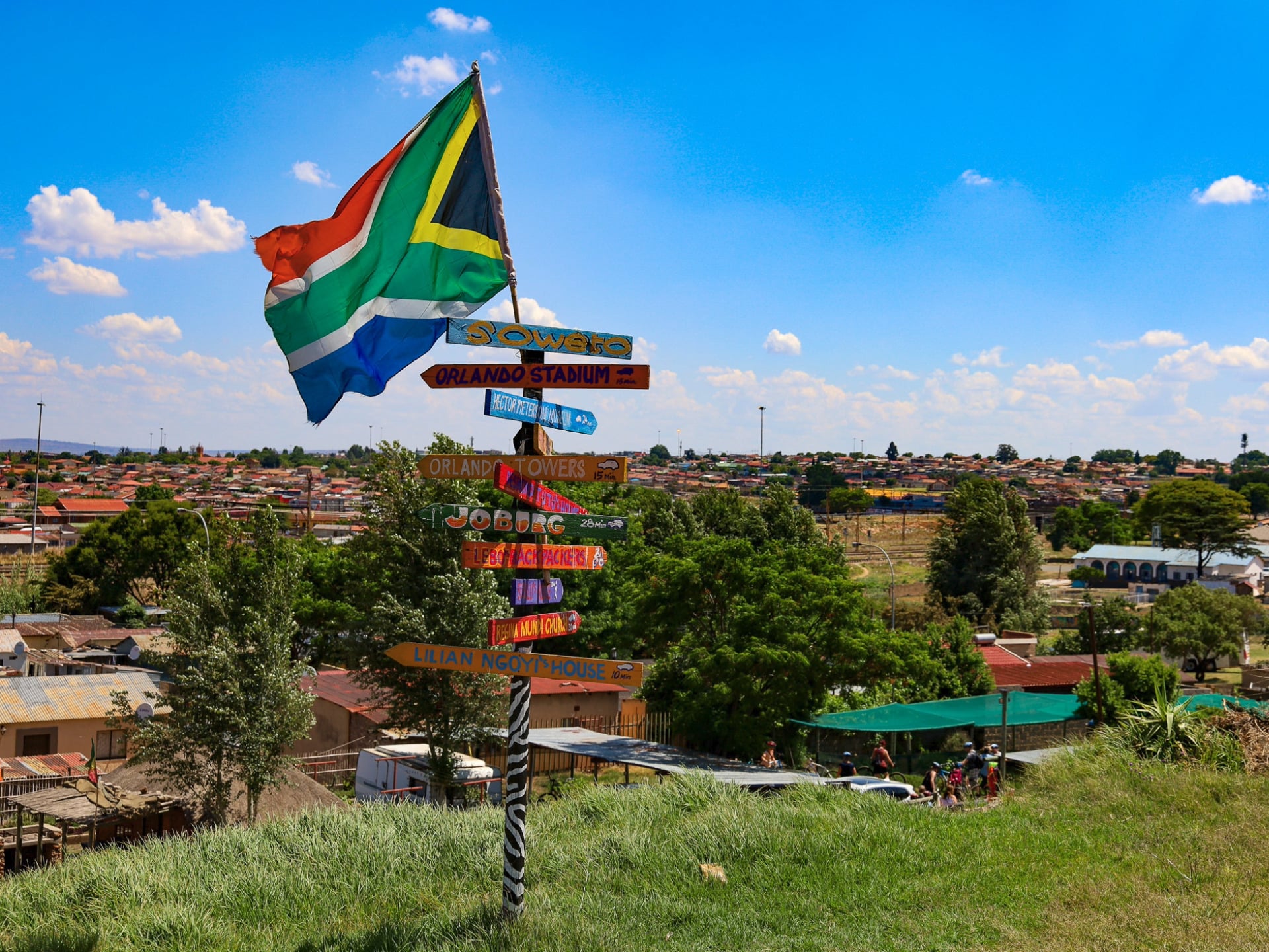 Panneau coloré à Soweto sous le drapeau sud-africain, symbole de culture et de mémoire historique, lors d’un voyage Karavaniers