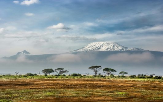 Vue majestueuse du Kilimandjaro enneigé en Tanzanie, icône des treks d’altitude.