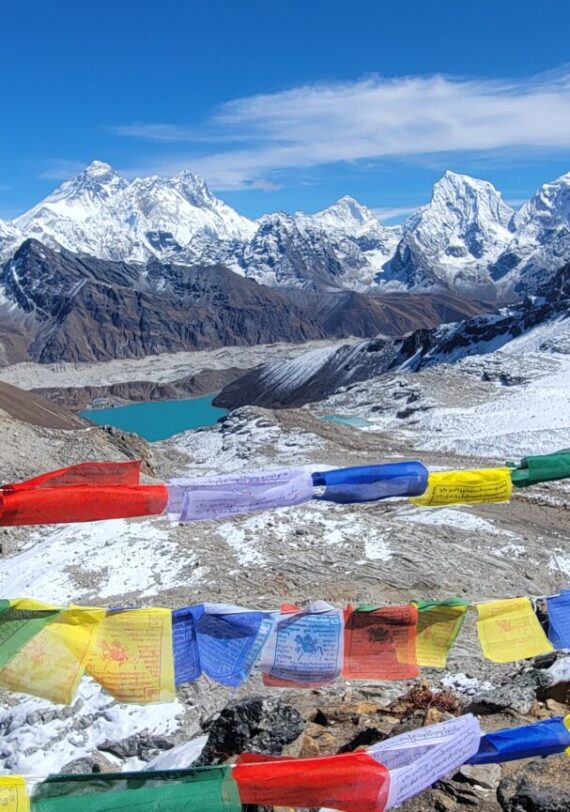 Drapeaux de prières multicolores flottant devant la chaîne himalayenne enneigée