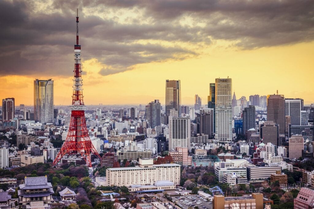 Vue panoramique de Tokyo au coucher du soleil avec la tour de Tokyo.