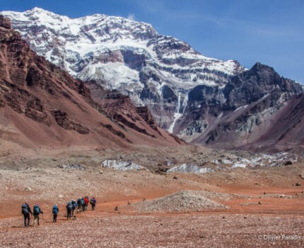 Alpinistes en progression sur les pentes arides de l’Aconcagua, plus haut sommet des Andes
