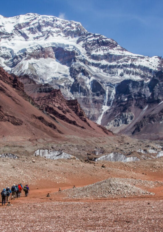 Alpinistes en progression sur les pentes arides de l’Aconcagua, plus haut sommet des Andes
