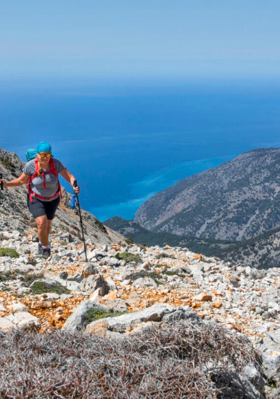 Sentier escarpé sur les crètes des Montagnes Blanches, lors d'une randonnée en Crète, Grèce, sur fond de Méditerranée.
