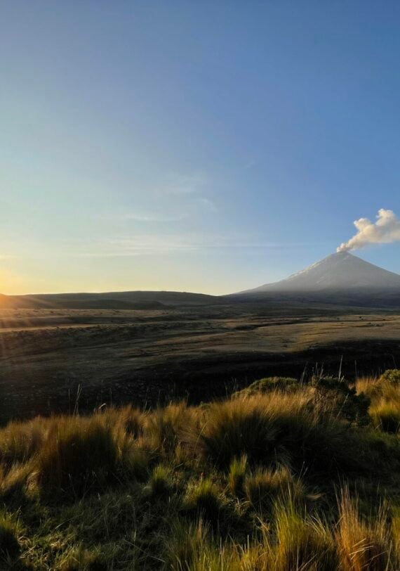 Lever de soleil sur le volcan Cotopaxi en Équateur, fumerolle au sommet lors d’un trek avec Karavaniers