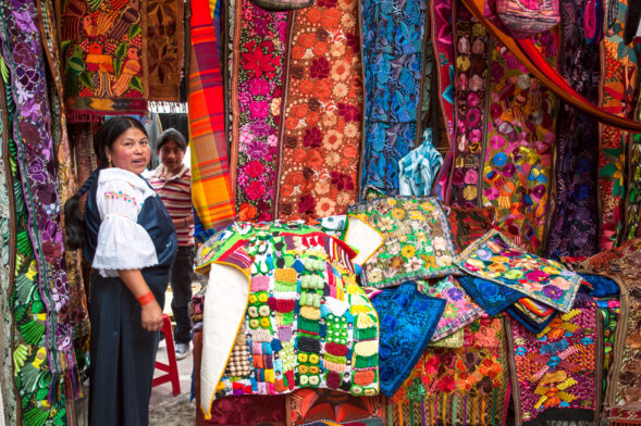 Marché coloré avec des tissus traditionnels équatoriens