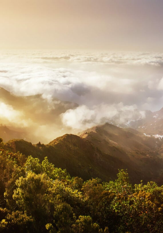 Lever de soleil sur les montagnes verdoyantes de La Palma aux Canaries lors d’un trek avec Karavaniers