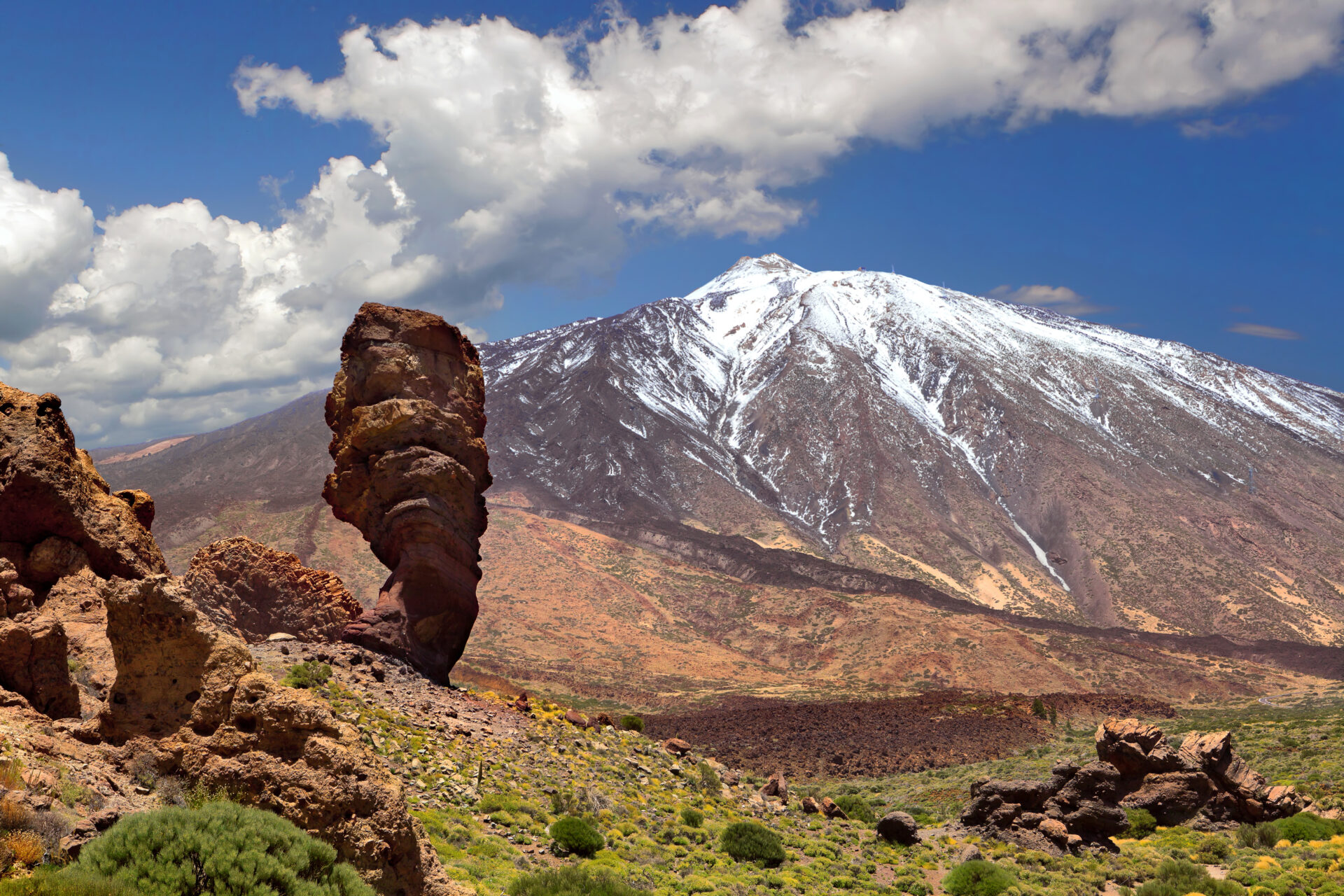 Randonnée au pied du Teide enneigé, sommet emblématique de Tenerife, entre sentiers volcaniques et paysages de trek des Canaries