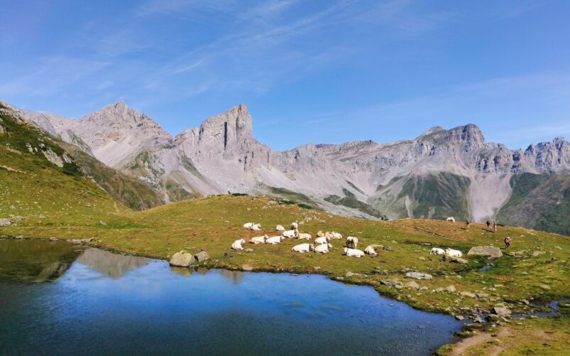 Lac de montagne dans les Pyrénées avec reflets des sommets