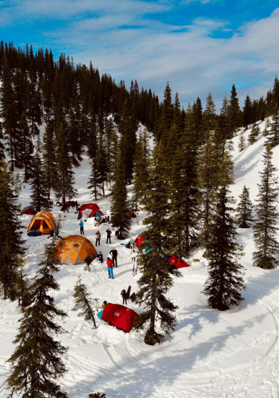 Campement hivernal en ski nordique dans les montagnes enneigées des Monts Groulx, Uapishka, lors d'un voyage d'expédition avec Karavaniers.