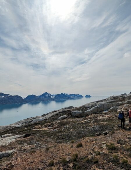 Randonneurs sur les falaises et lac du parc Torres del Paine au Chili avec Karavaniers