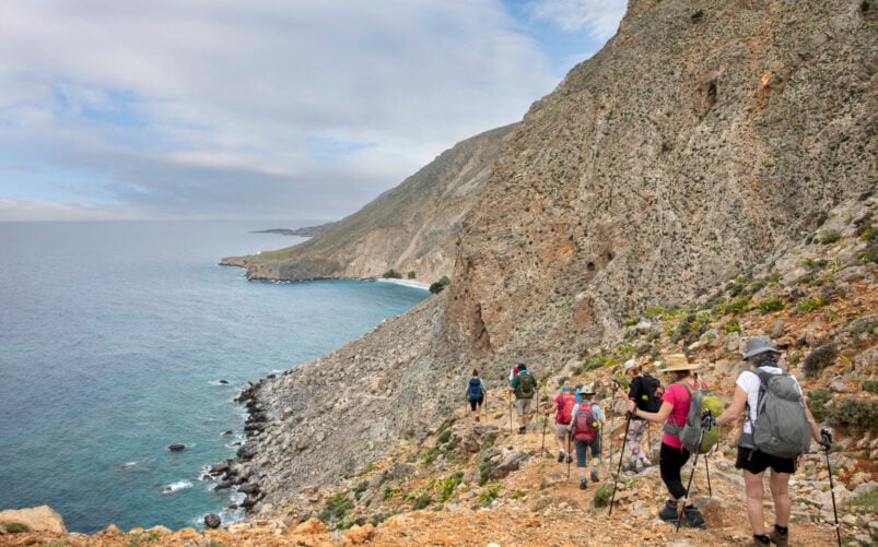 Randonneurs sur un sentier côtier escarpé