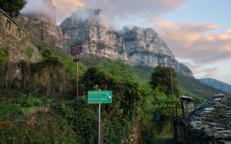 Village de montagne avec panneaux et falaises dans les Zagorias.
