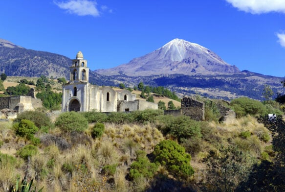 Randonnée au Pico de Orizaba au Mexique, vue sur une église historique et paysages de montagne avec Karavaniers