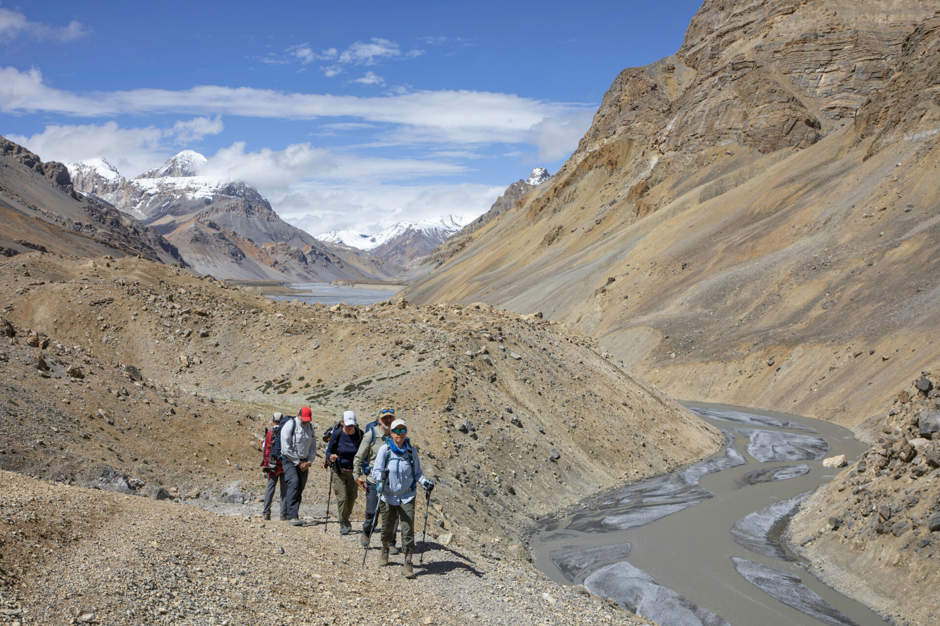 Tentes jaune d'expédition, montées pour passer la nuit au campement dans l'Himalaya.