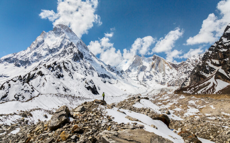 Vue plongeante sur une vallée encaissée, encerclée de hauts sommets enneigés