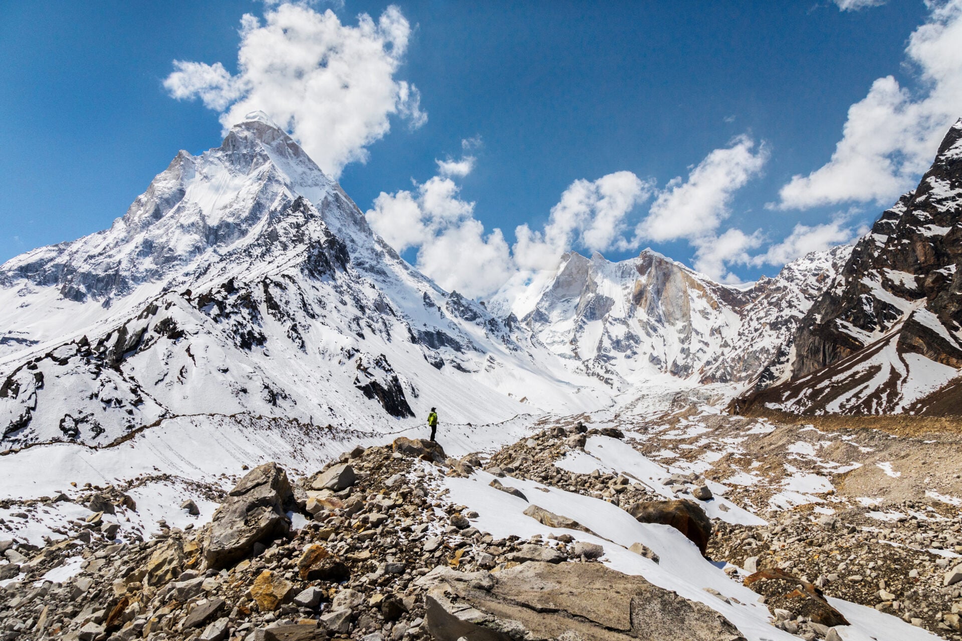 Vue plongeante sur une vallée encaissée, encerclée de hauts sommets enneigés