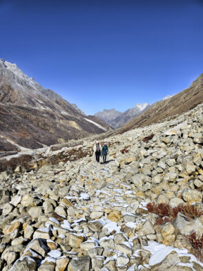 Éboulis rocheux dans une vallée minérale aux airs lunaires