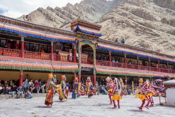 Le Festival de Hemis honore le Seigneur Padmasambhava (Guru Rinpoché) par des représentations de danses sacrées au monastère de Hemis.