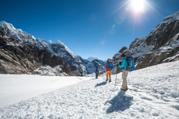 Traversée à pied du Ladakh enneigé sous un ciel limpide d’hiver