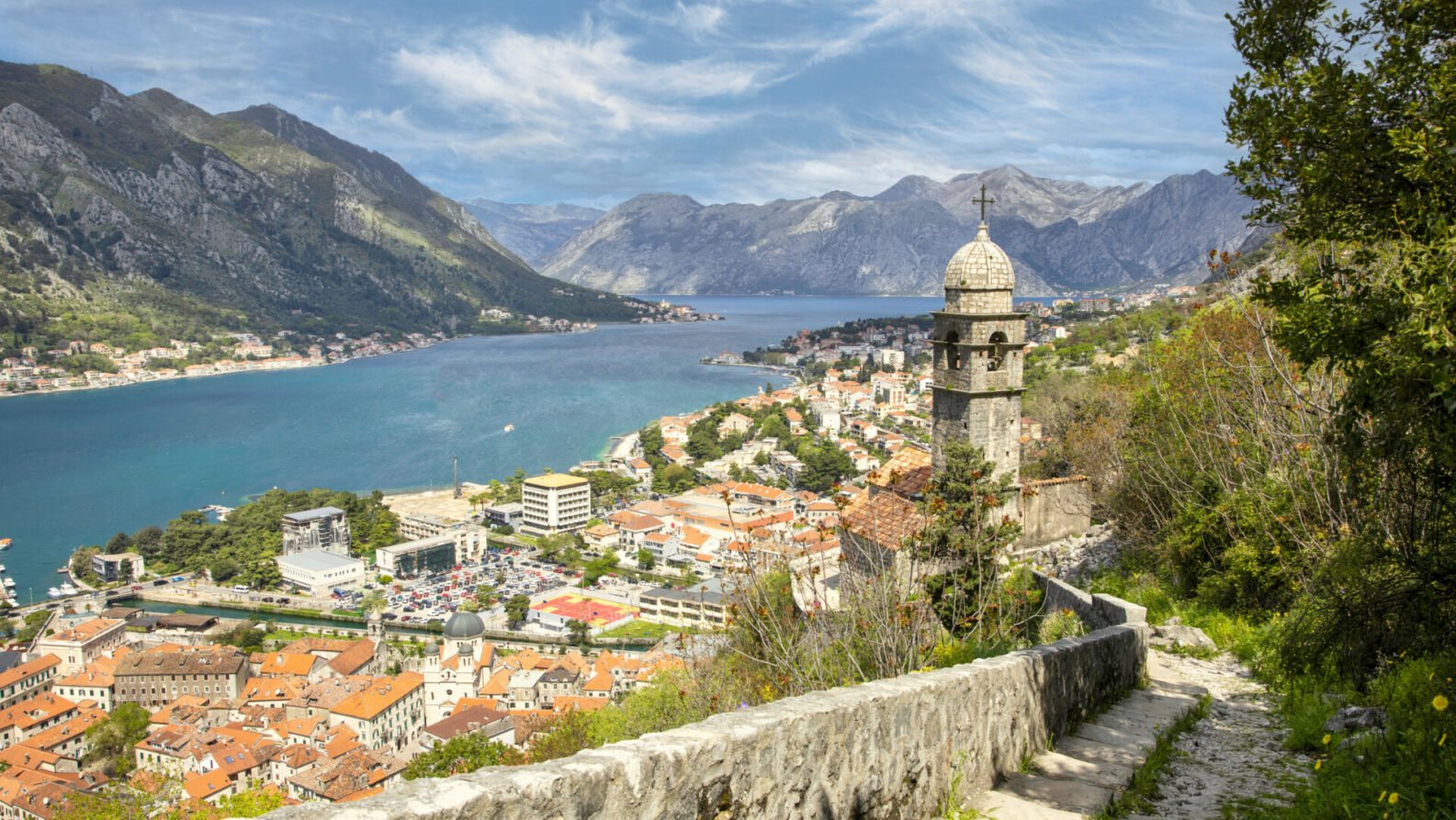 Vue panoramique sur la vieille ville de Kotor et les bouches de la mer Adriatique
