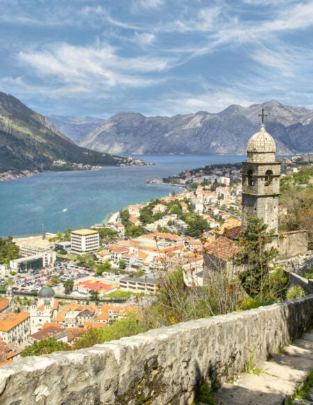 Vue panoramique sur la vieille ville de Kotor et les bouches de la mer Adriatique
