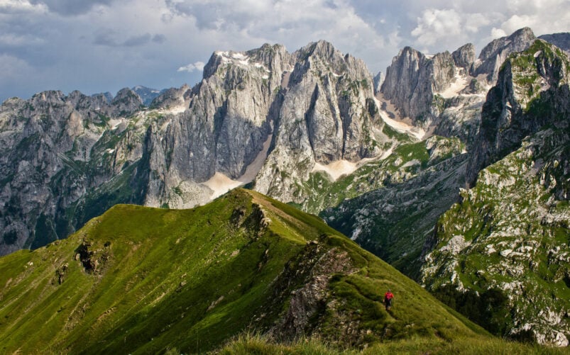 Crêtes acérées et sommets calcaires des montagnes albanaises