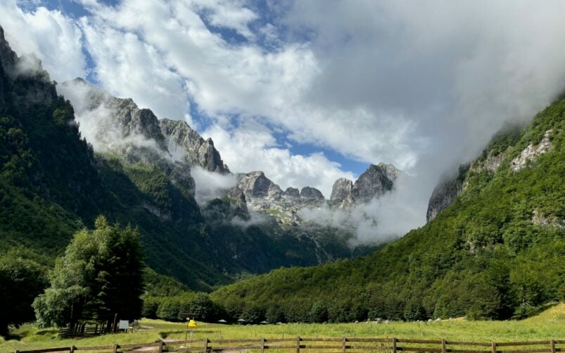 Montagnes nuageuses et prairie clôturée dans les Alpes dinariques. Demander à ChatGPT