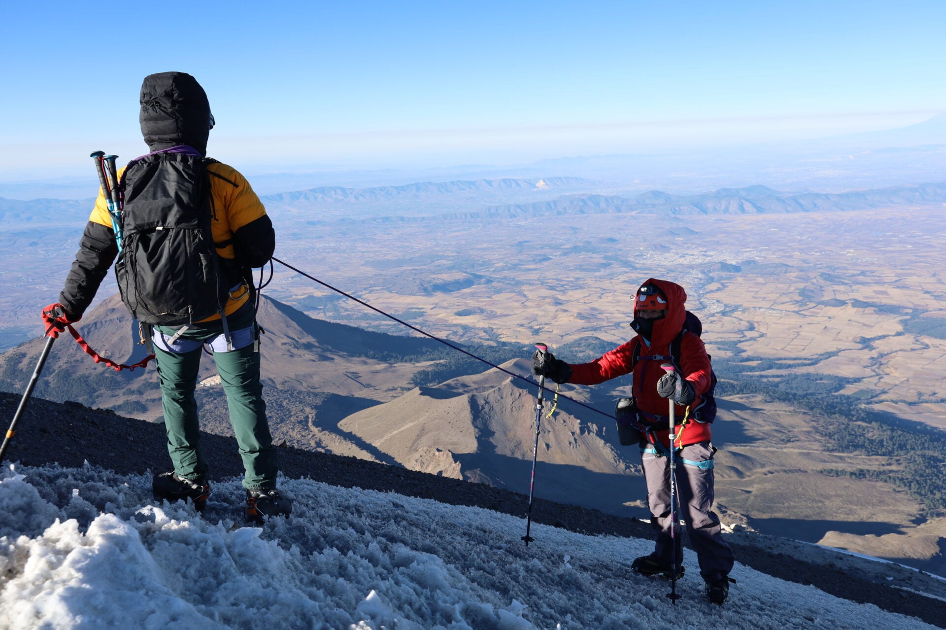 Alpinistes en ascension sur glacier en Bolivie avec Karavaniers