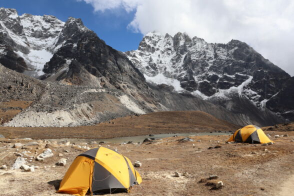 Tentes jaunes au camp de base sous un sommet enneigé au Népal