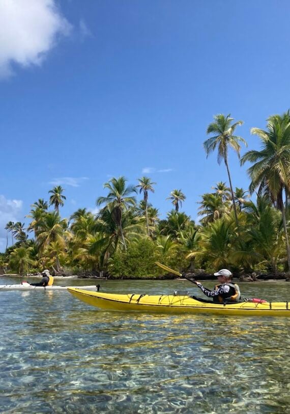 Kayak de mer dans les eaux cristallines des San Blas au Panama, aventure tropicale avec Karavaniers