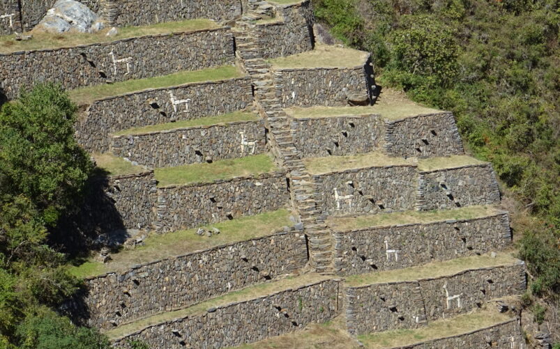Terrasses agricoles incas à flanc de montagne