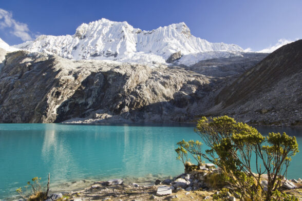 Lagune émeraude bordée de montagnes enneigées au Pérou