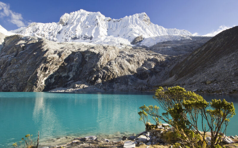 Lagune émeraude bordée de montagnes enneigées au Pérou