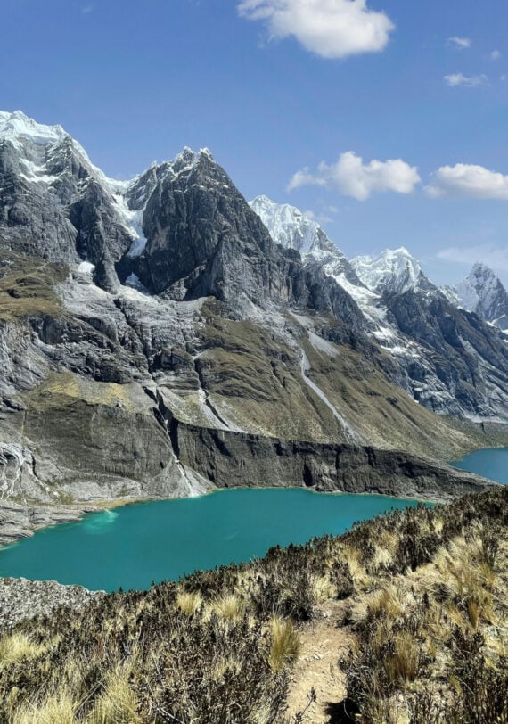 Chaîne de montagnes enneigées, pendant le trek du Huayhuash, avec une lagune turquoise dans la cordillère Blanche.