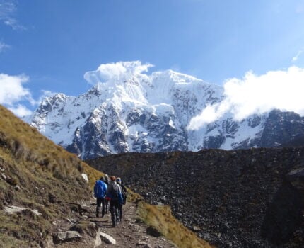 Randonneurs face aux neiges éternelles du Salcantay