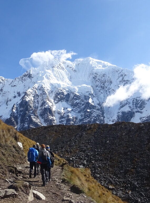 Randonneurs face aux neiges éternelles du Salcantay