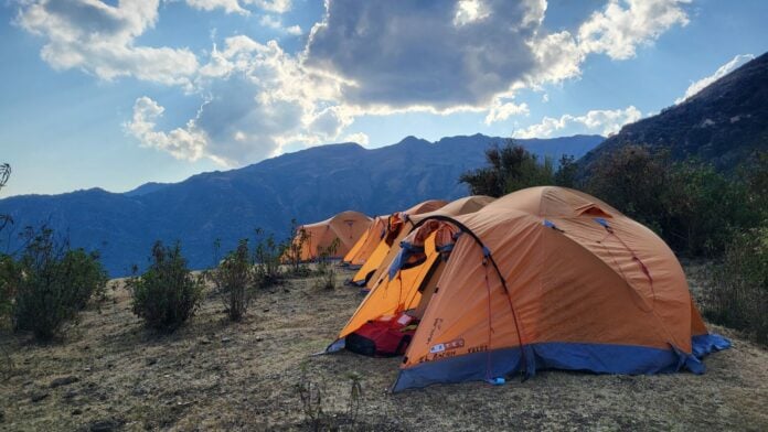Campement collectif en pleine cordillère, à l’heure dorée