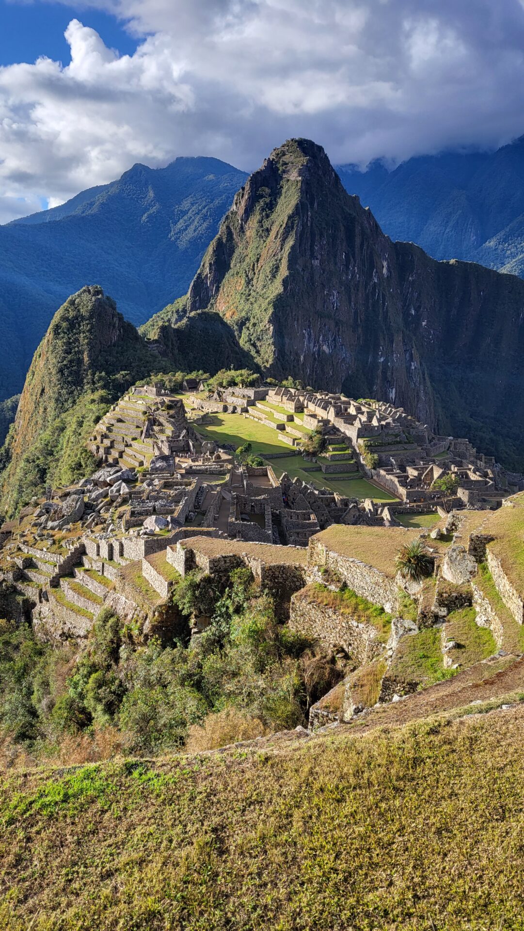 Le site emblématique du Machu Picchu perché sur une crête au cœur des Andes.