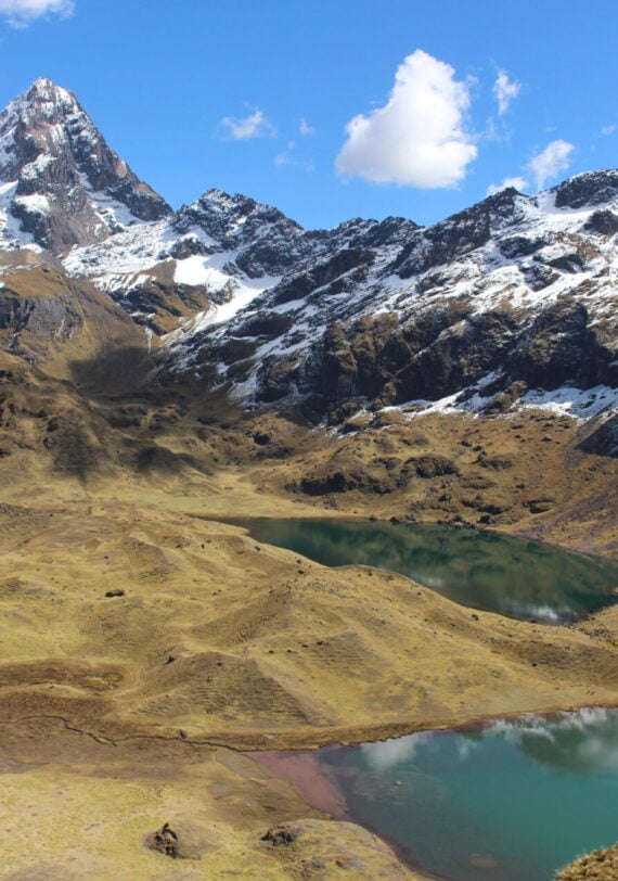 Paysage de lagunes turquoise et sommets enneigés dans la cordillère Huayhuash au Pérou, trek avec Karavaniers