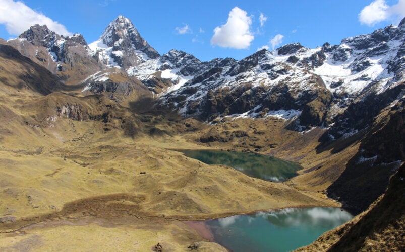 Paysage de lagunes turquoise et sommets enneigés dans la cordillère Huayhuash au Pérou, trek avec Karavaniers