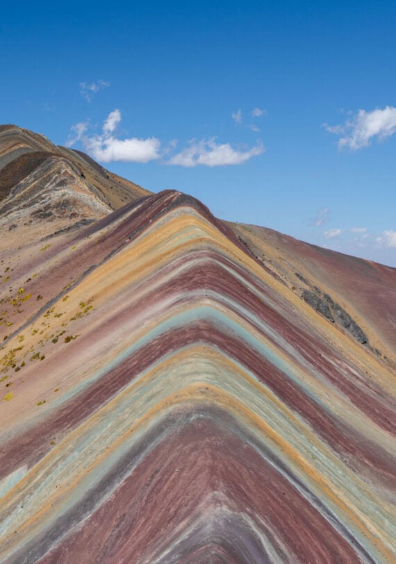 Montagnes colorées de Vinicunca au Pérou, aussi appelées Rainbow Mountain, trek d’aventure guidé par Karavaniers, voyage de groupe ou sur mesure avec expertise locale.