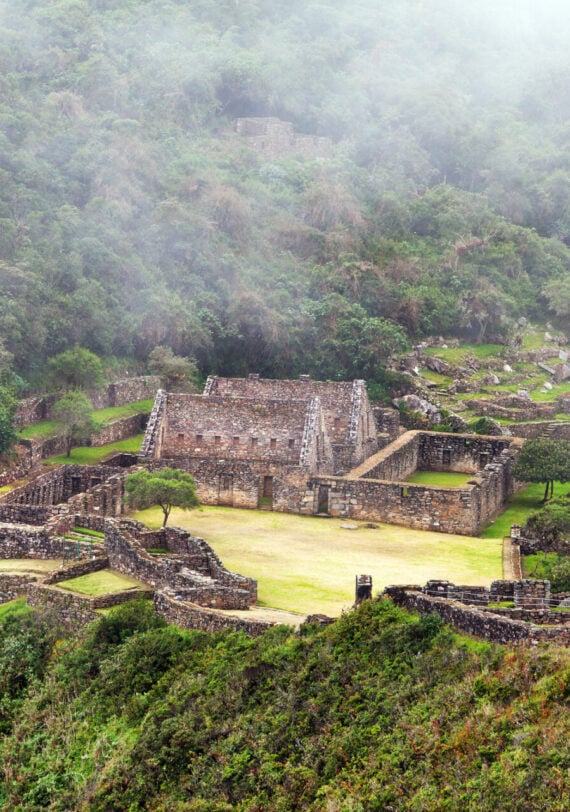 Voyage de randonnée Karavaniers à Choquequirao au Pérou, exploration de ruines incas dans la brume, trek d’aventure authentique en petit groupe.