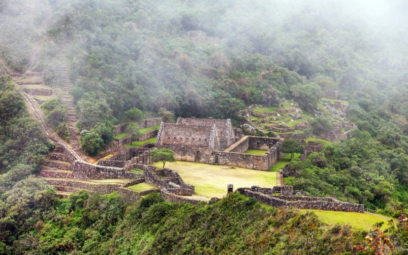 Voyage de randonnée Karavaniers à Choquequirao au Pérou, exploration de ruines incas dans la brume, trek d’aventure authentique en petit groupe.