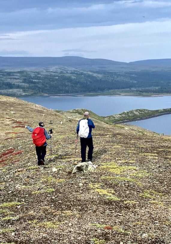 Randonnée sur les plateaux sauvages du Nunavik au Québec, vue sur lac et toundra avec Karavaniers