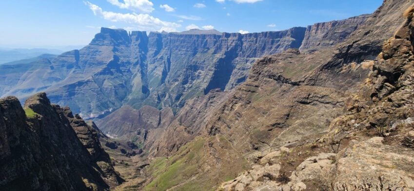 Panorama sur les falaises spectaculaires du Drakensberg en Afrique du Sud avec Karavaniers