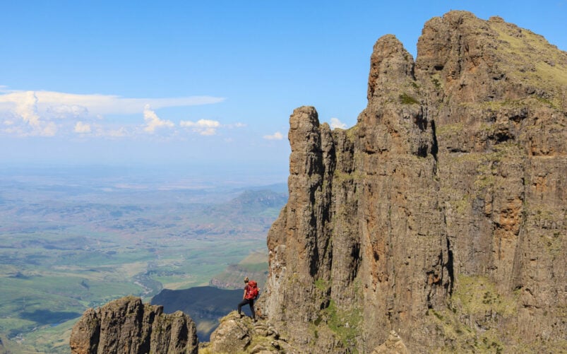 Escaladeur sur une falaise rocheuse emblématique dans les montagnes du Drakensberg, Afrique du Sud.
