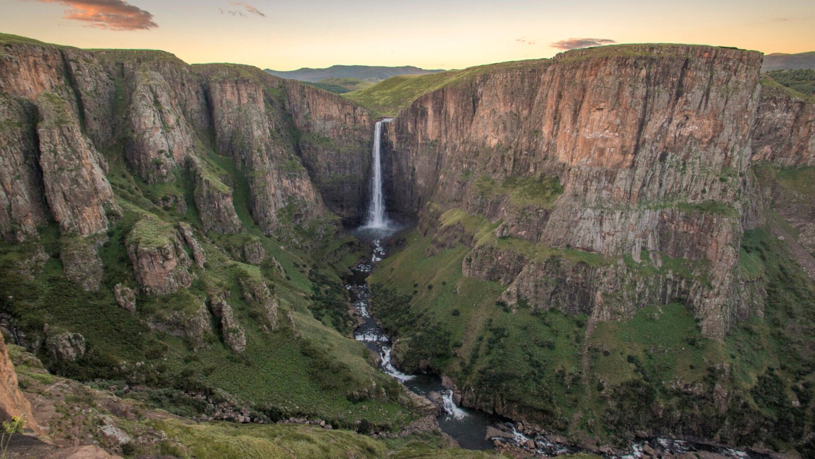 Chute d’eau spectaculaire au cœur des falaises des montagnes du Drakensberg au Lesotho.