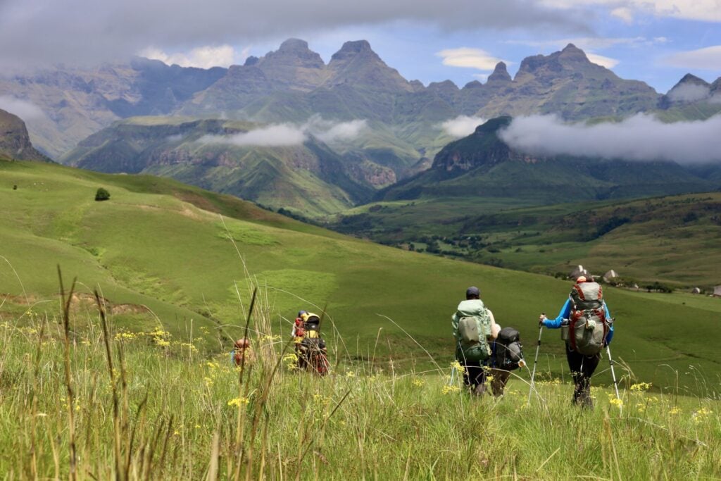 Voyageurs observant le paysage depuis un sommet au Lesotho