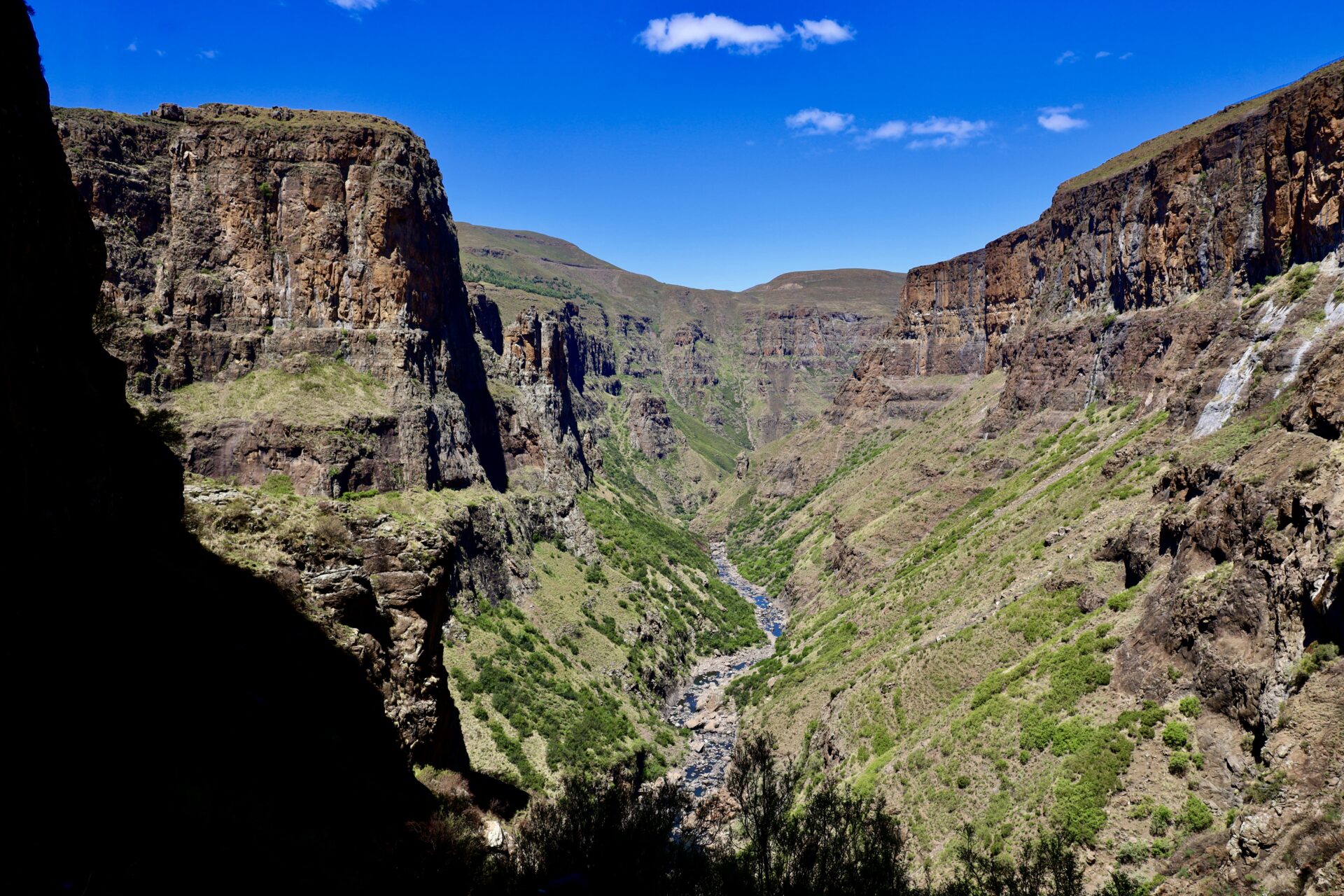 Vue panoramique sur un canyon du Drakensberg en Afrique du Sud avec Karavaniers