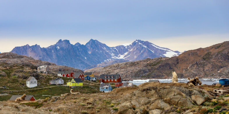 Maisons colorées au pied des montagnes enneigées du Groenland